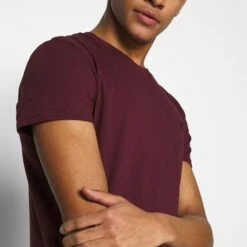 Pier One Hombre Camiseta Básica - Bordeaux -Ofertas Pier One Tienda 204865ebd51d4b03a583a485013c85fe