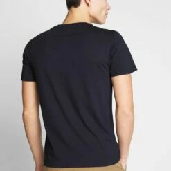 Pier One Hombre 2 PACK - Camiseta Básica - White/dark Blue -Ofertas Pier One Tienda 3fa5884e4b594e09a9d55bcef4378d1b