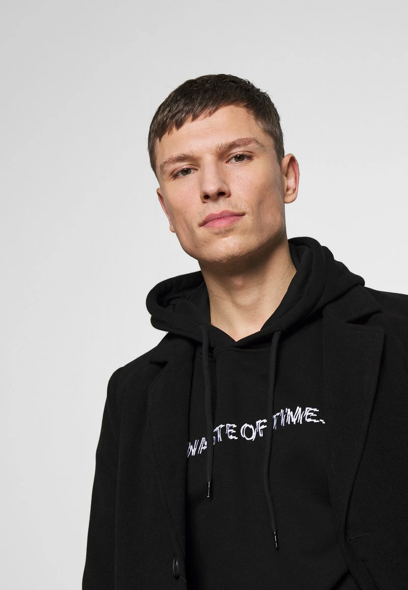 Pier One Hombre WASTE OF TIME HOOD - Jersey Con Capucha - Black 6 Pier One Hombre WASTE OF TIME HOOD - Jersey Con Capucha - Black - Imagen 4