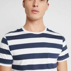 Pier One Hombre Camiseta Estampada - Dark Blue/white -Ofertas Pier One Tienda 6ea73421a90741a7ad5cc7b7b417c294