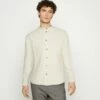 Pier One COLLAR OXFORD - Camisa - Off-white, Hombre -Ofertas Pier One Tienda ca56725ec482429db7997c8e1368df8f