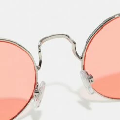 Pier One Unisexo UNISEX - Gafas De Sol - Red -Ofertas Pier One Tienda cc5ff6757f994098bed6856f88f0e46b