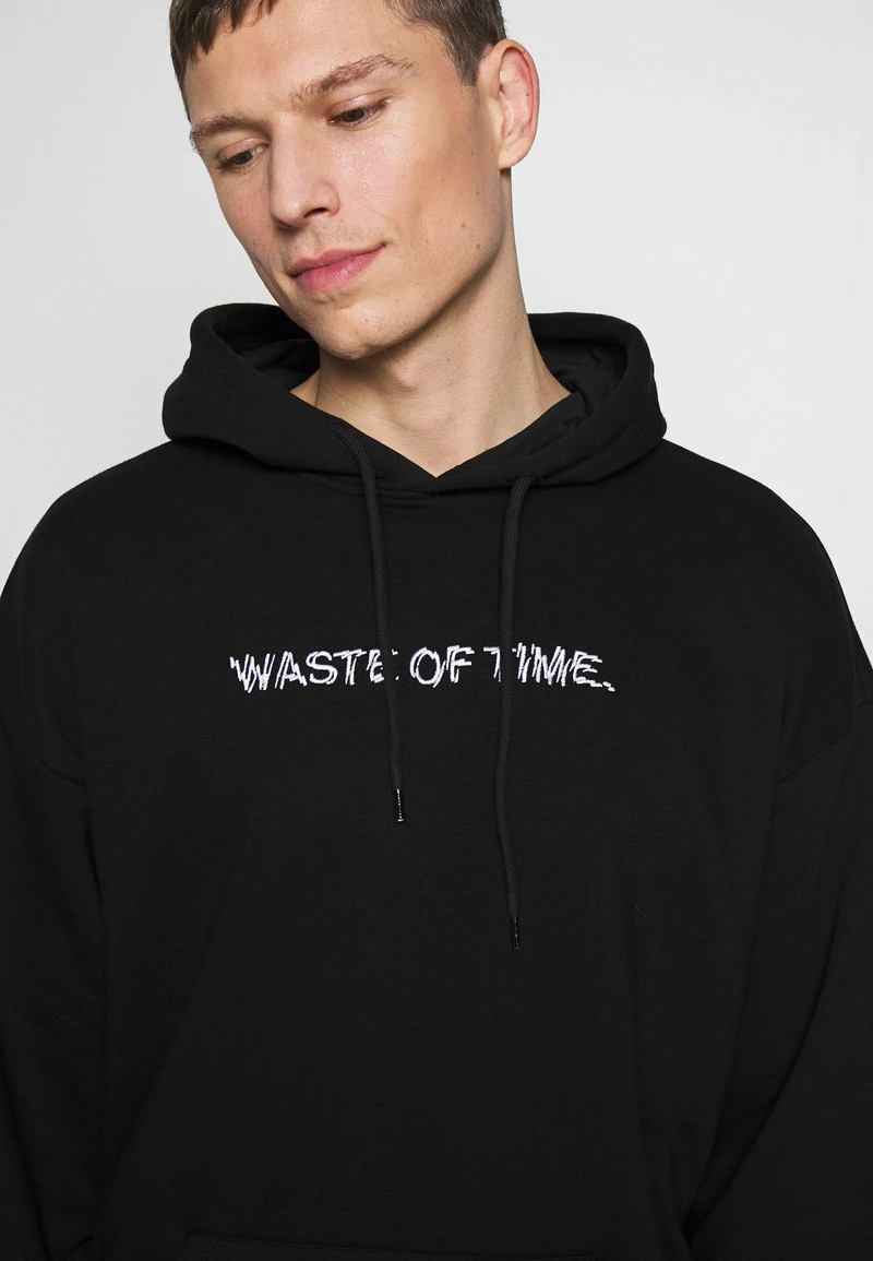 Pier One Hombre WASTE OF TIME HOOD - Jersey Con Capucha - Black 8 Pier One Hombre WASTE OF TIME HOOD - Jersey Con Capucha - Black - Imagen 6